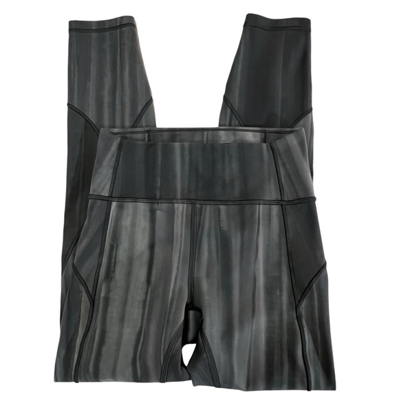 Lululemon In Movement Tight 25" *Everlux
Linear Spray Dye White Deep Ocean 4 - Picture 3 of 15